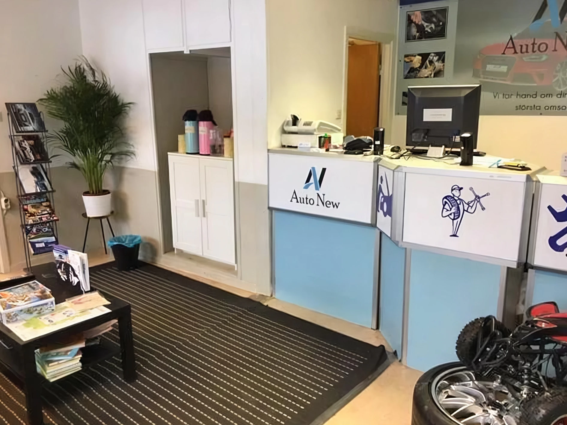 Receptionen hos AutoNew med logotypen på disken