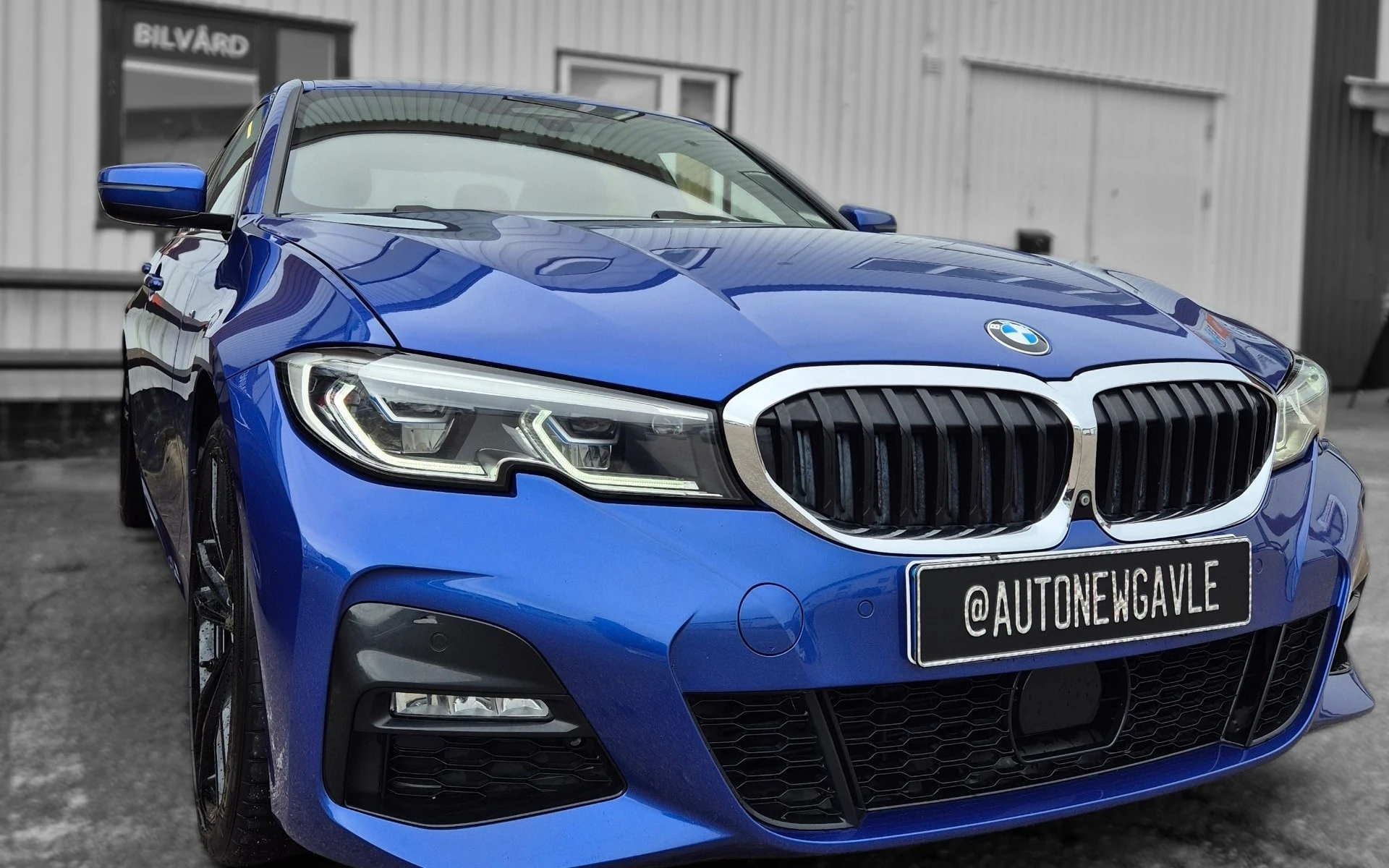 Blå BMW efter rekond