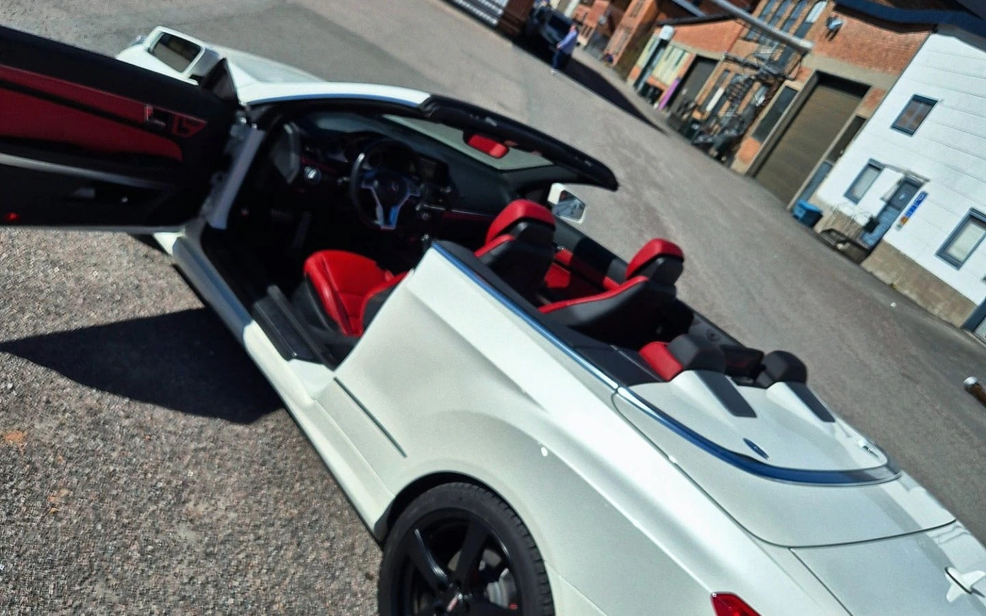 Vit cabriolet med rött skinn efter rekond