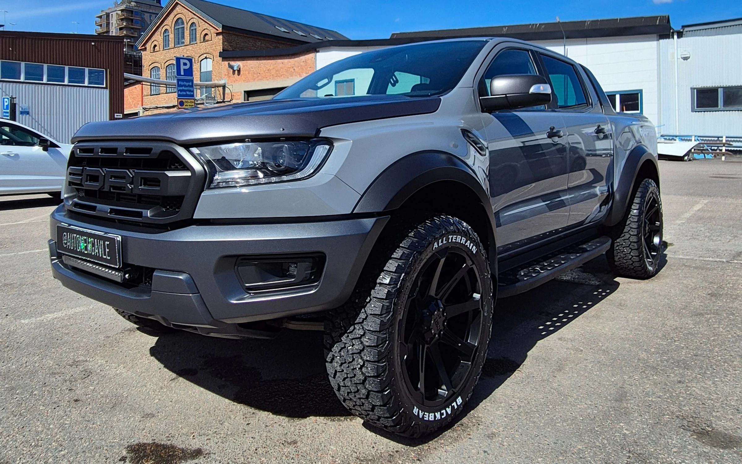 Grå Ford Ranger efter rekond