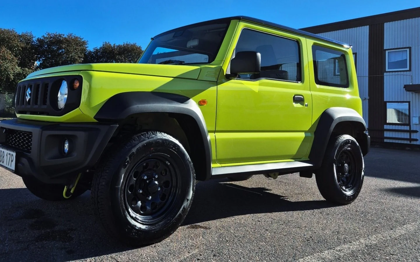 Gulgrön Suzuki Jimny efter rekond