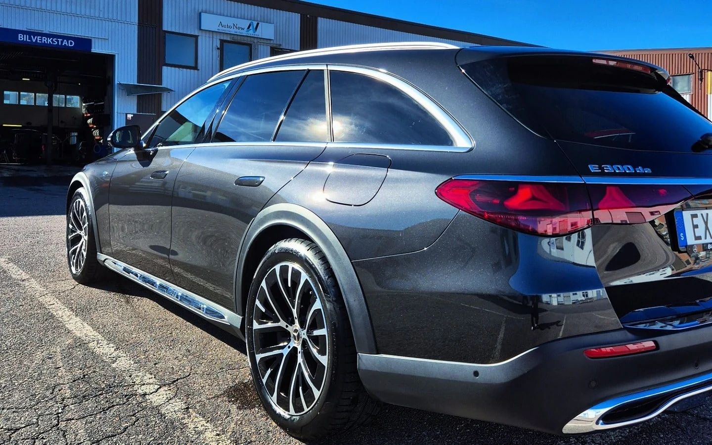 Mörk Mercedes-kombi efter rekond