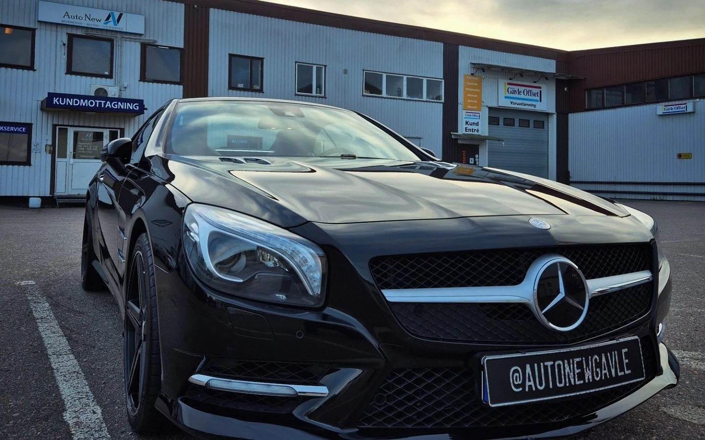 Svart Mercedes utanför kundmottagningen