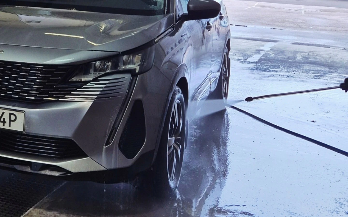 Högtryckstvätt av SUV i hallen